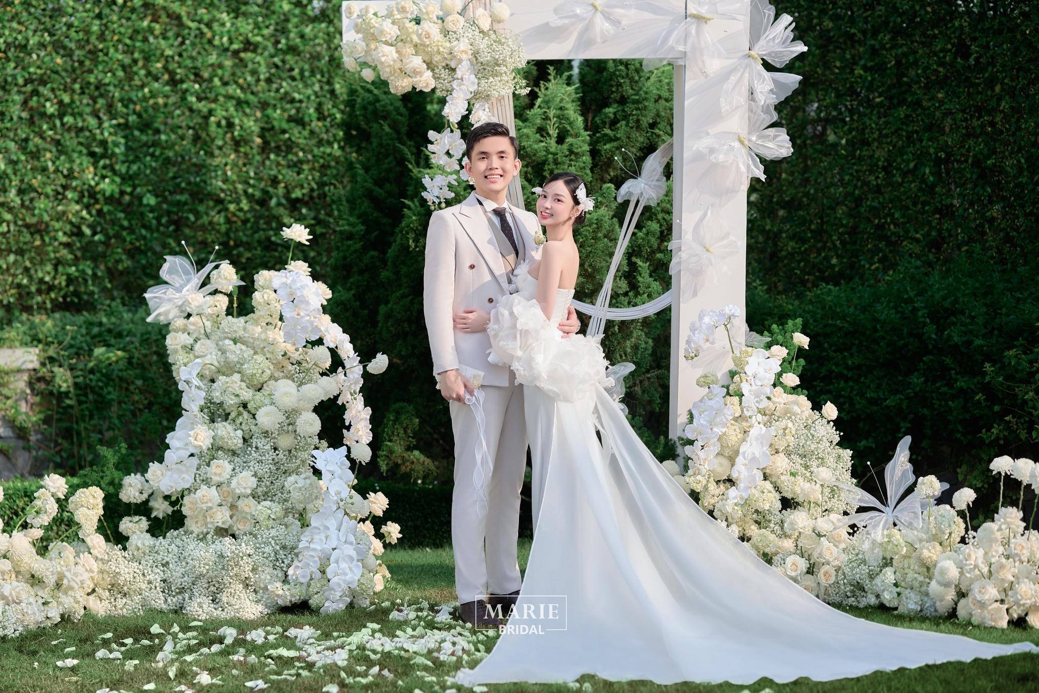 Rạp cưới được làm bằng mẫu hoa hồng trắng cồ